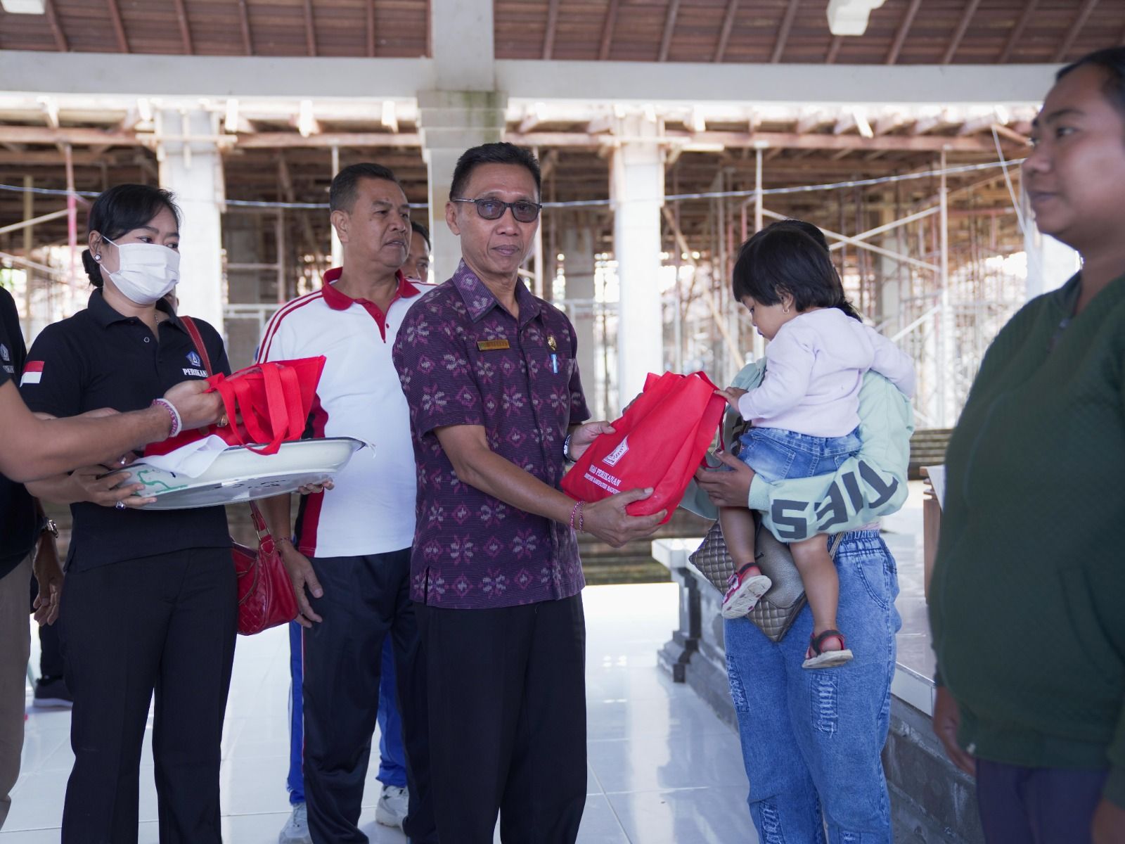 podiumnews.com-Cegah Stunting, Badung Gencar Beri Paket Ikan Segar di Plaga